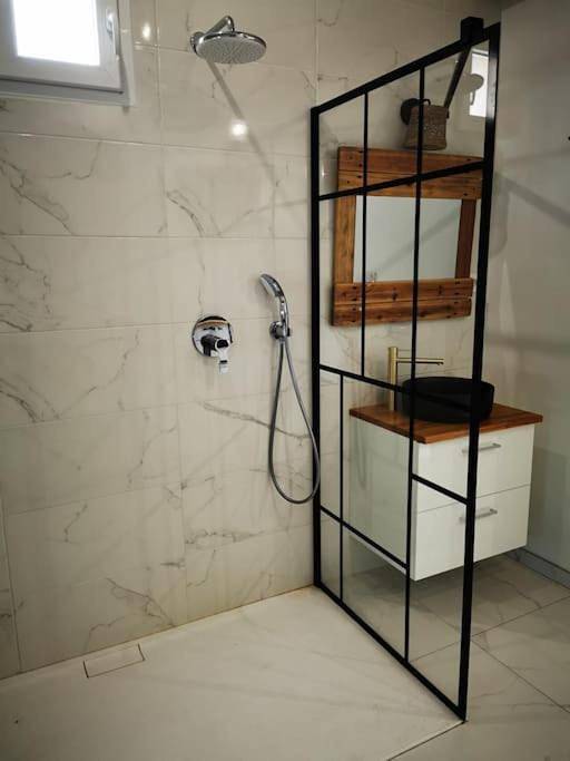 Gîte pour 2 personnes, avec Balcon ainsi que Jacuzzi et Terrasse à Lachapelle-sous-Aubenas - 2