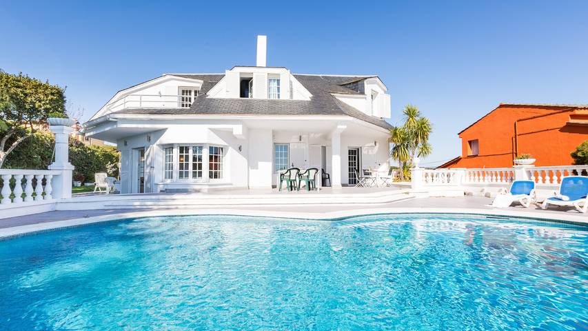 Ferienhaus für 9 Personen, mit Terrasse und Garten in Blanes - 2
