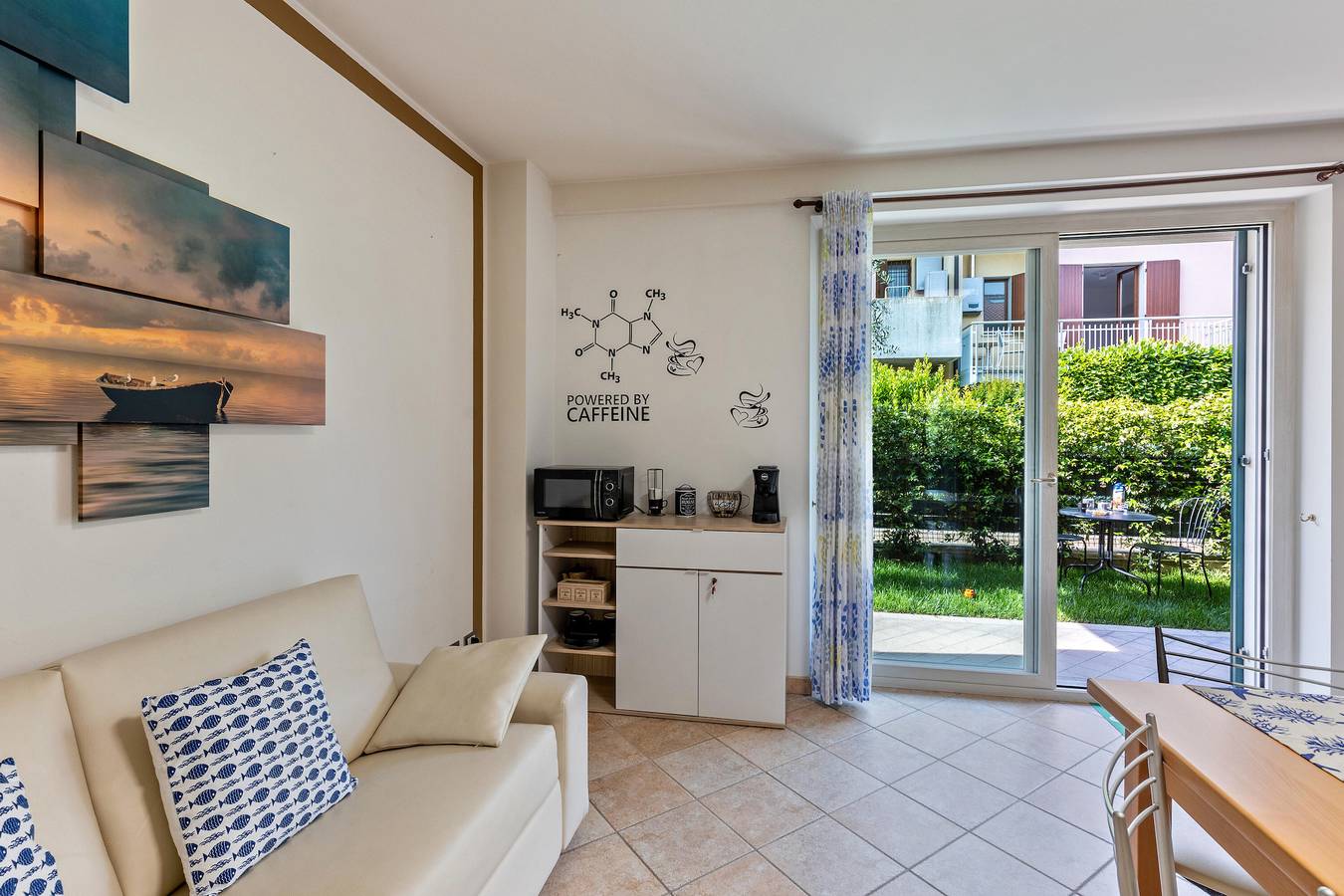 Apartamento entero, Luminoso apartamento 'Bluemoon' con piscina, Wi-Fi y aire acondicionado in Lazise, Montañas Garda