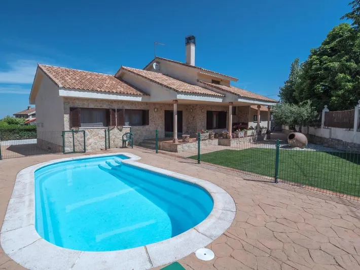 Ferienhaus für 12 Personen, mit Ausblick und Pool sowie Garten - 1