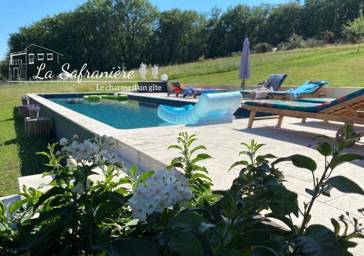 Gîte pour 4 personnes, avec vue ainsi que jardin et piscine, adapté aux familles à Lagraulet-Saint-Nicolas