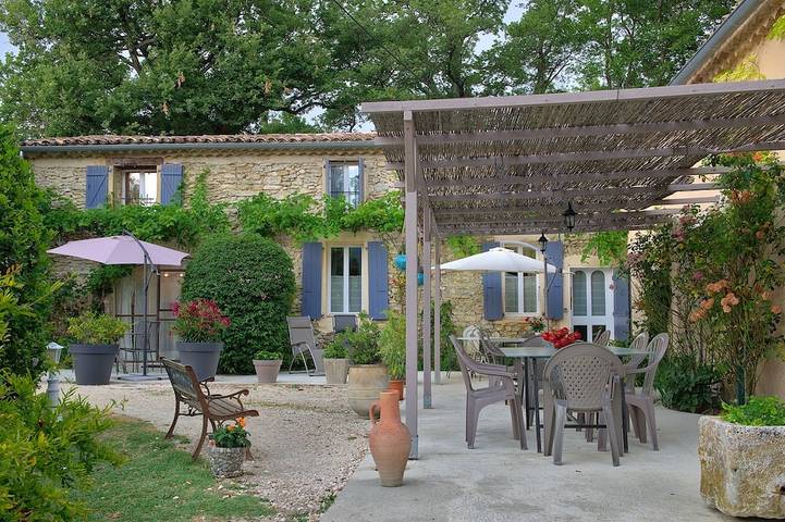Appartement de vacances pour 4 personnes, avec terrasse ainsi que jardin et piscine
