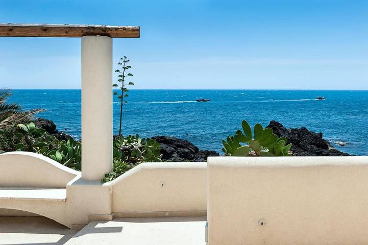 Villa for 14 people, with Balcony and Terrace as well as Garden and Pool in Giardini-Naxos