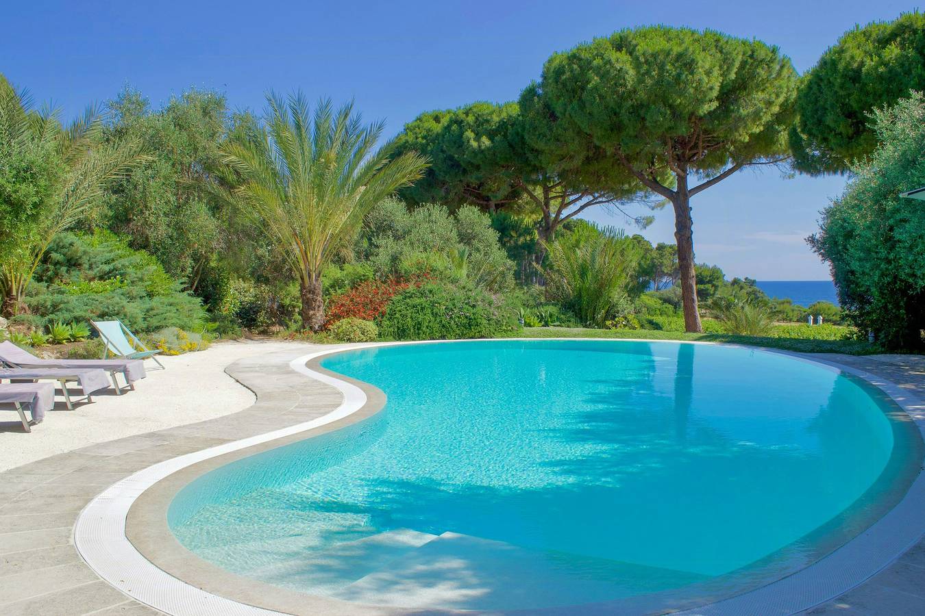 Villa sul mare con piscina a Taranto in Baia di Porto Cupo, Taranto