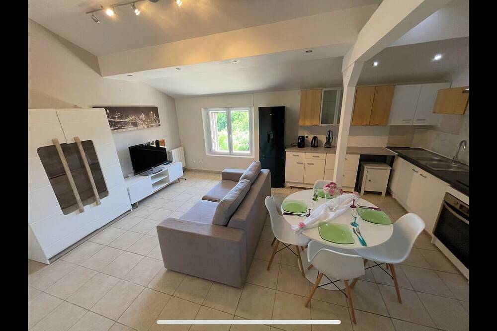 Apartamento entero, 50 sqm apartment in Vaugneray - Quiet, nature and comfort 18 km from Lyon in Vaugneray, Ródano