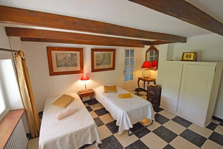 A beautiful, restored farmhouse in a quiet setting, with an enclosed garden for dogs and a stunning view. in Viviers, Privas (arrondissement)