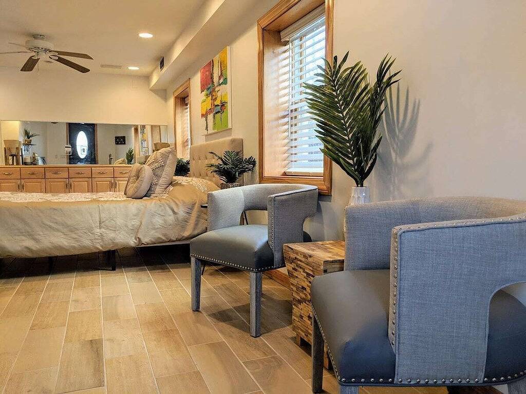 Ganze Wohnung, Stay in comfort and style! Encore Private Suite + Free parking! Close to Boston! in Everett (MA), Massachusetts