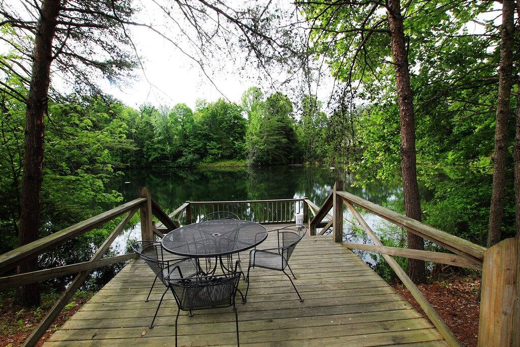 Dieses charmante, gemütliche Cottage verfügt über einen eigenen Whirlpool und eine Terrasse zum Angeln. in Lake Cumberland