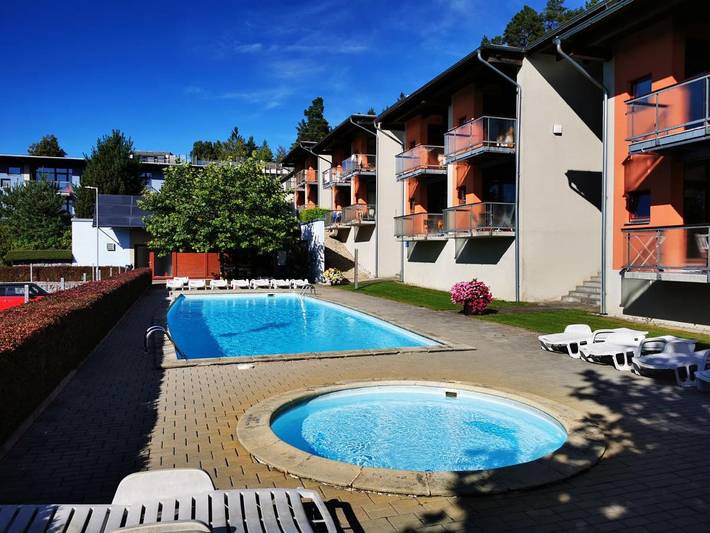 Ferienwohnung für 6 Personen, mit Pool und Seeblick sowie Garten und Ausblick in Lipno