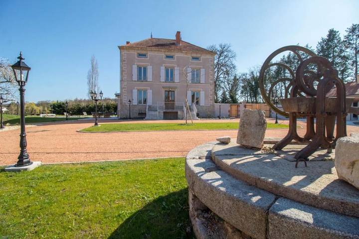 Gîte pour 17 personnes, avec piscine ainsi que jardin et vue, animaux acceptés dans Glaine-Montaigut