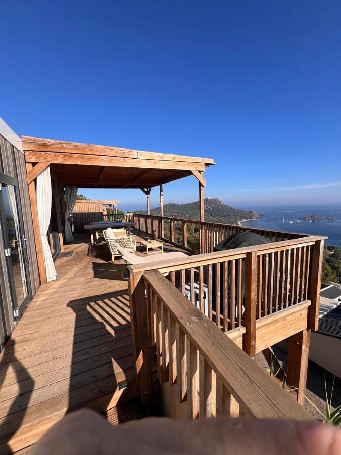 Camping pour 6 personnes, avec piscine ainsi que vue et terrasse, animaux acceptés à Saint-Raphaël