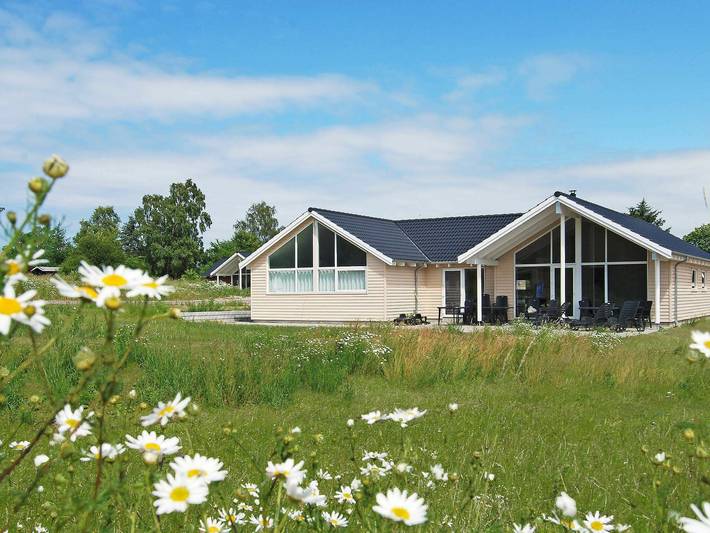 Ferienhaus für 16 Personen, mit Sauna und Whirlpool sowie Terrasse und Pool, kinderfreundlich in Tisvilde - 3