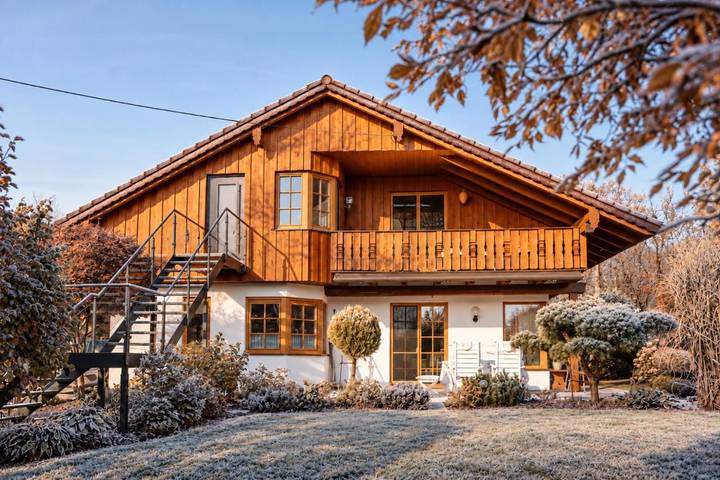 Ferienwohnung für 2 Personen, mit Balkon und Whirlpool sowie Terrasse und Garten in Berg (Oberbayern)
