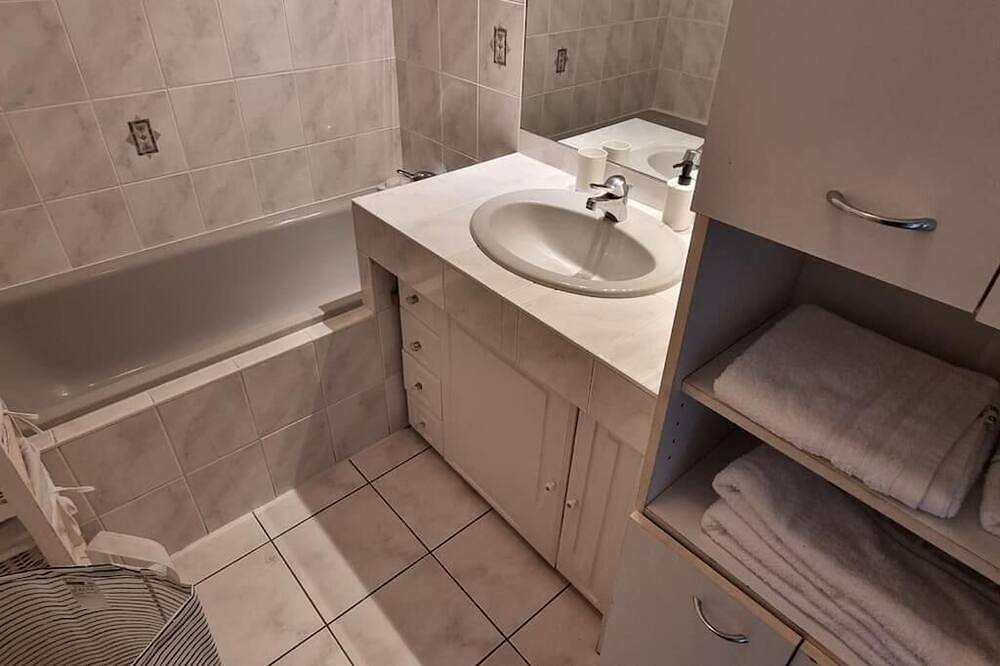 Entire apartment, 3P Calme Avec Parking Proche Centre Ville et Gare Tgv in Strasbourg, Strasbourg region