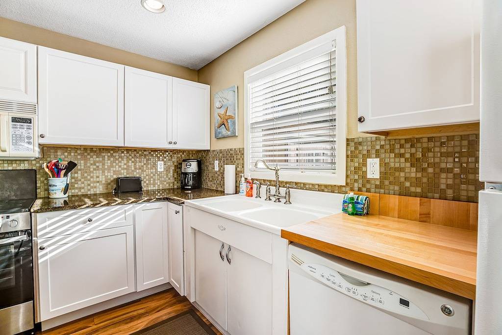 Modernisiertes, hundefreundliches Ferienhaus mit Feuerstelle im Freien, drei Blocks vom Strand entfernt in Gearhart, Clatsop County