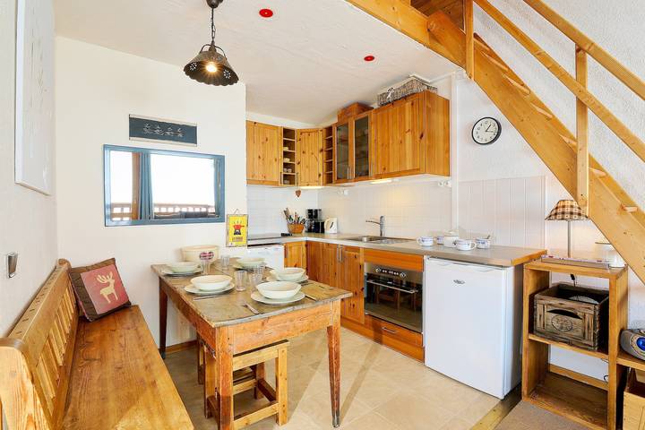 Refuge on the Slopes: Plagne Village, Mountain View, Balcony & Wi-Fi