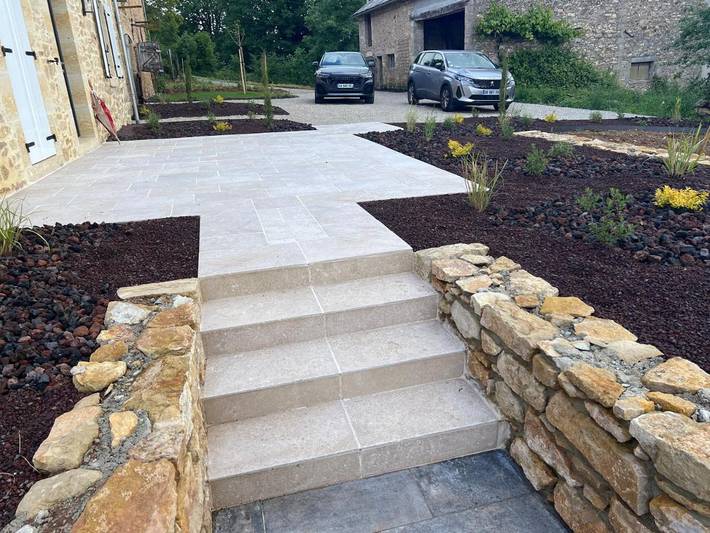 Location de vacances pour 12 personnes, avec vue et terrasse ainsi que jardin et piscine, animaux acceptés à Anglars-Saint-Félix - 2