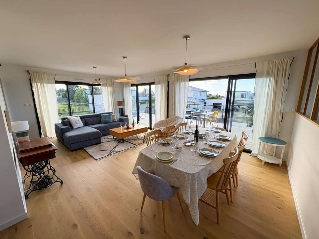 Appartement entier, Maison côtière moderne avec vue panoramique depuis la terrasse in Saint-Pabu, Région de Brest