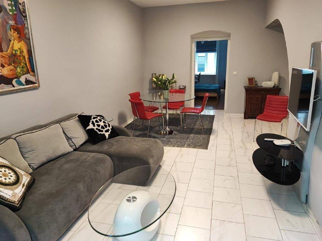 Ganze Wohnung, Central Vienna Apartment with unique 40m2 city garden & self check in in Wieden (Wien Bundesland), Wien