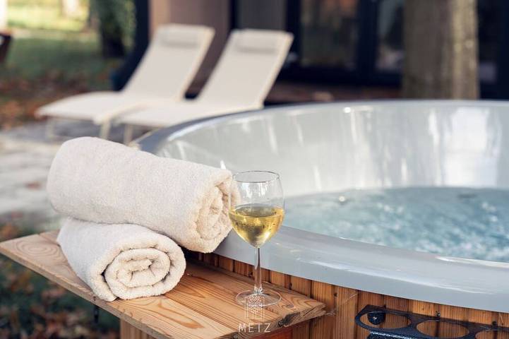 Chalet für 4 Personen, mit Garten und Whirlpool - 1
