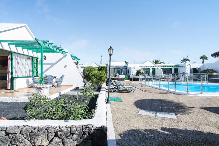 Appartement entier, Charming Holiday Apartment “Chalet Calima” Close to the Beach with Sea View, Wi-Fi, Terrace, Pool & Garden in Puerto del Carmen, Tías