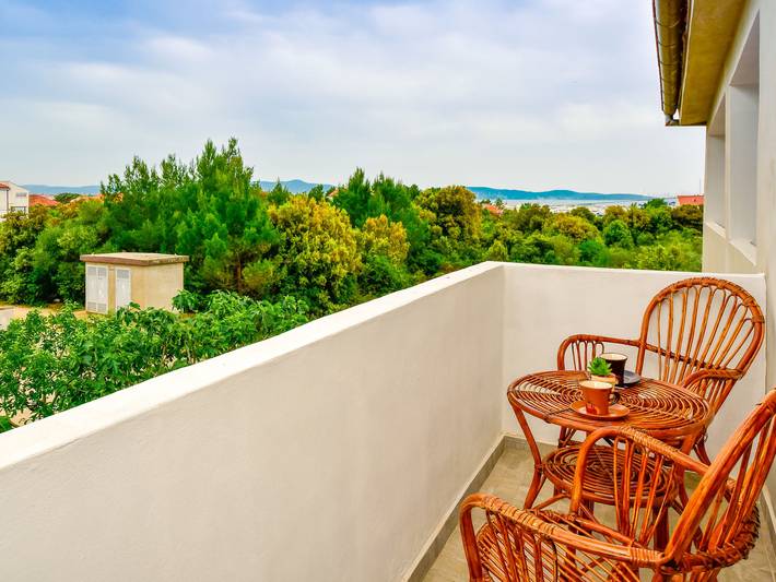 Ferienwohnung für 4 Personen, mit Balkon und Terrasse sowie Garten in Sukosan