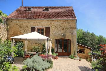 Gîte pour 6 personnes, avec jardin et jacuzzi à Castels