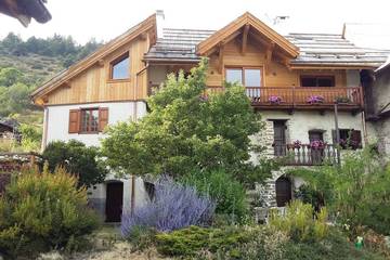 Gîte pour 6 personnes, avec sauna ainsi que jardin et terrasse à Puy-Saint-Pierre