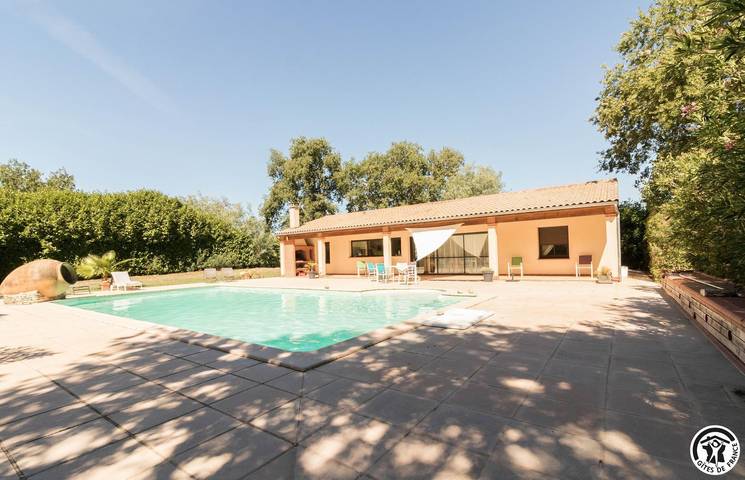 Gîte pour 6 personnes, avec Jacuzzi et Terrasse ainsi que Jardin et Piscine à Saint-Ybars