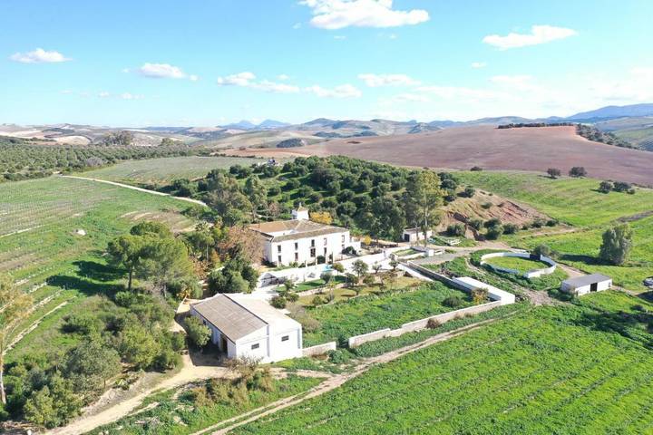 Casa rural para 20 personas, con jardín además de vistas y piscina en Montellano