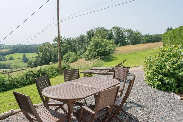 Gîte pour 6 personnes, avec jardin à Villechenève