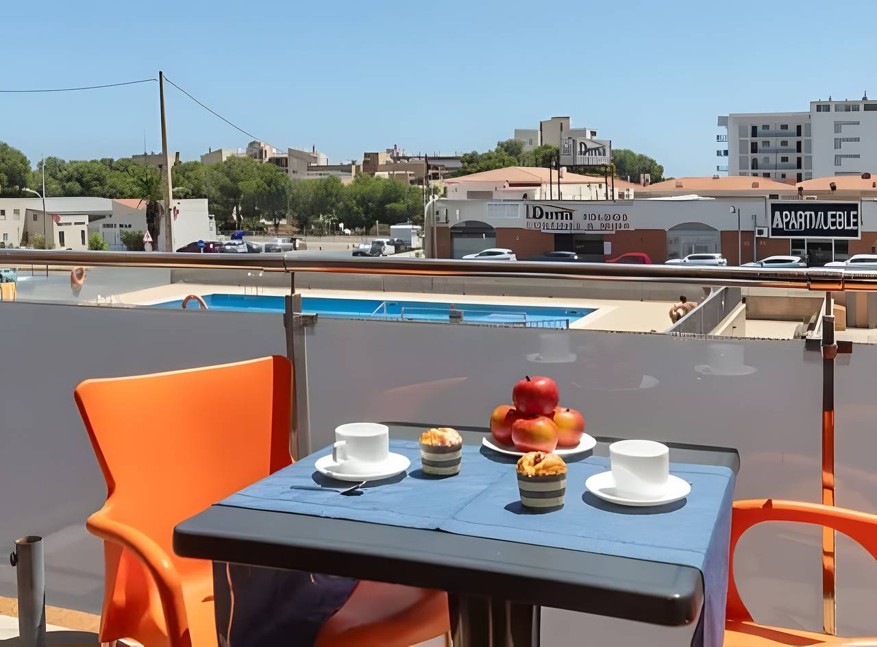 Apartamento entero, Apartamento 'Tropikana I' con piscina compartida, Wi-Fi y aire acondicionado in Montroig, Costa Dorada
