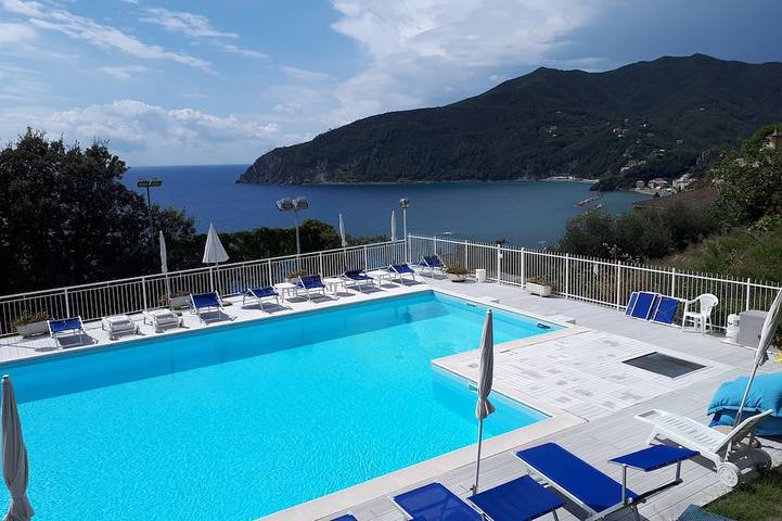 Appartamento vacanze per 4 persone, con giardino e piscina nonché balcone - 1