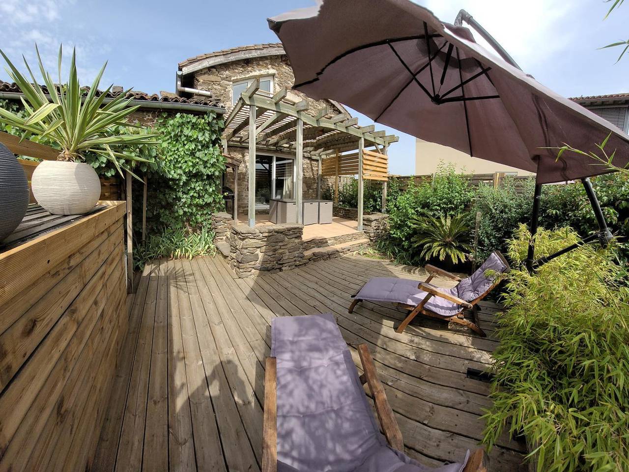 Gîte authentique avec terrasse et tout confort, entre Monts du Lyonnais et bassin Stéphanois in Tartaras, Parc Naturel Régional du Pilat