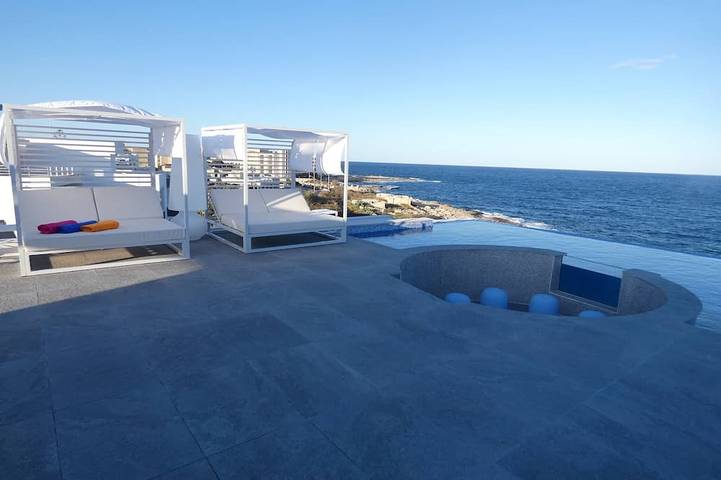 Luxurious 8 Bedroom Villa with indoor pool & sauna in Marsaskala, Malta