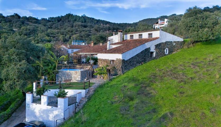 Casa rural para 8 personas, con vistas además de jardín y piscina, Se admiten mascotas en Santa Ana la Real