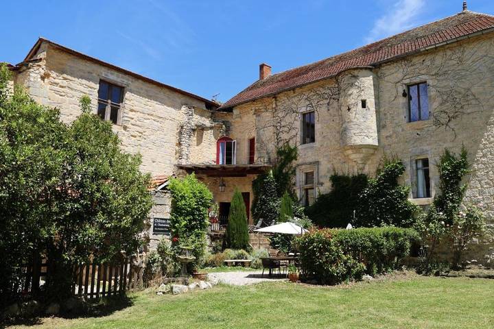 Location de vacances pour 18 personnes, avec Terrasse et Jacuzzi ainsi que Jardin et Vue à Saint-Chamarand