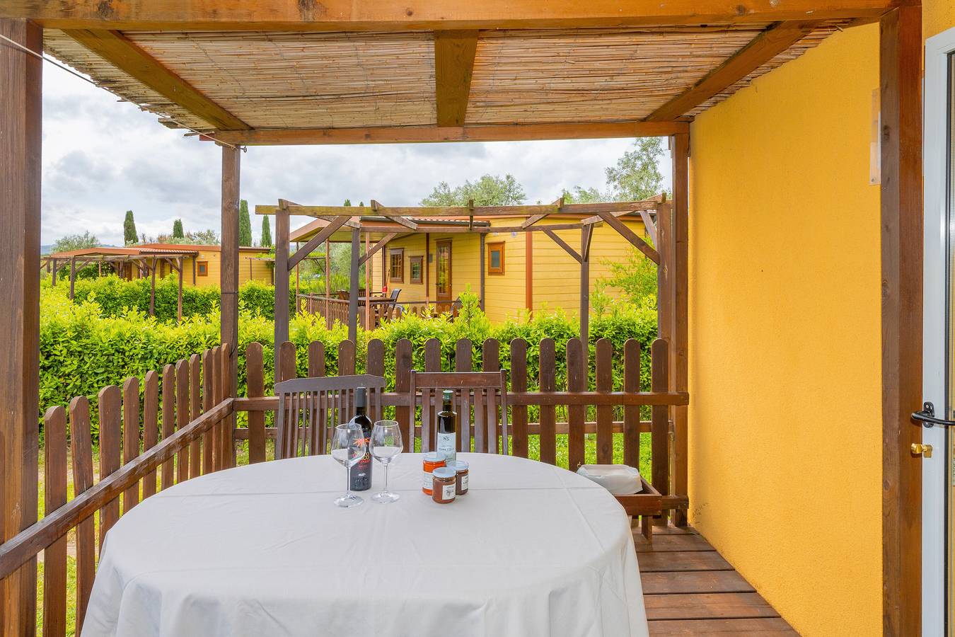 Bungalow 'Sole2' mit Gemeinschaftspool, privater Terrasse und Klimaanlage in Bibbona, Etruskische Küste