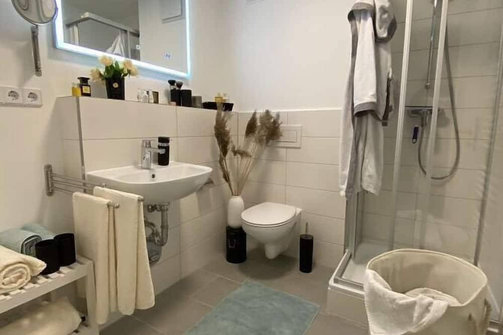 Ganze Wohnung, Luxuriöse Ferienwohnung mit Balkon, Dachterrasse und atemberaubendem Wasserblick in Lietzow, Bergen auf Rügen und Umgebung