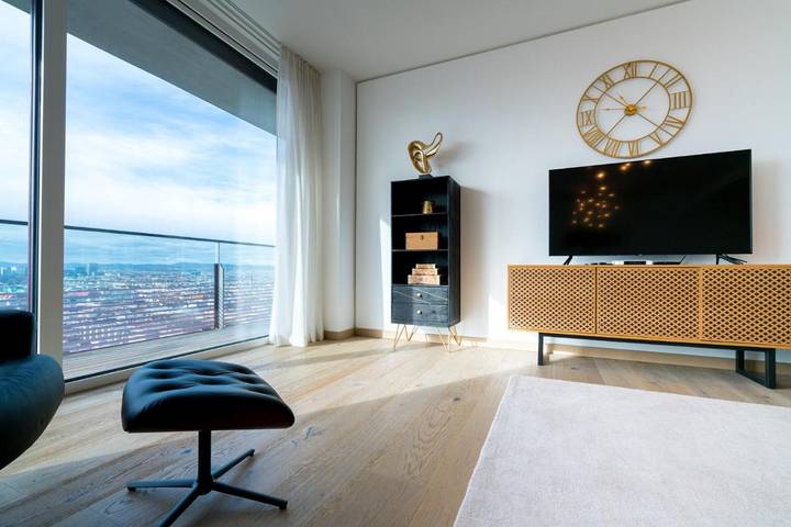 Apartahotel para 6 personas, con vistas además de piscina y balcón en Viena