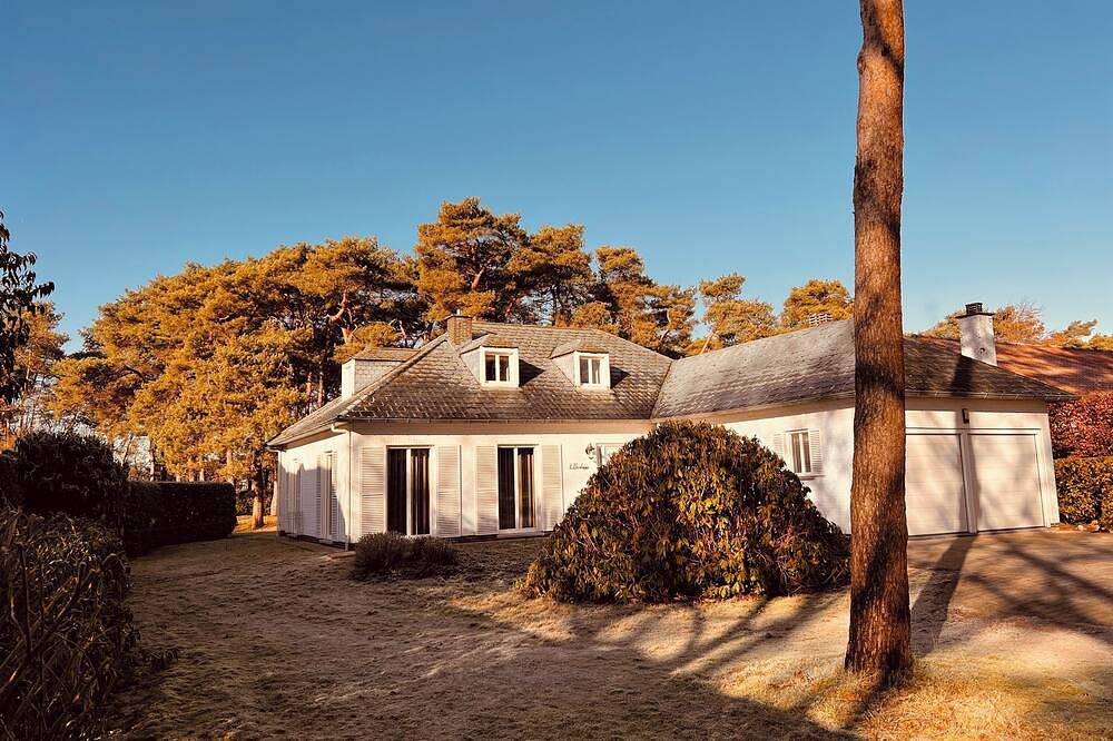 Luxury villa with jacuzzi. Perfectly located in wooded area, close to downtown! in Lommel, Limburg (Belgien)