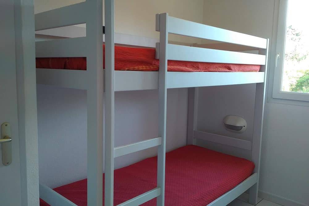 Entire apartment, Sun Hols les Rives du Lac by Interhome in Saint-Saturnin-lès-Avignon, Vaucluse
