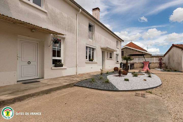 Gîte pour 14 personnes, avec Terrasse et Jardin à Vitry-en-Perthois