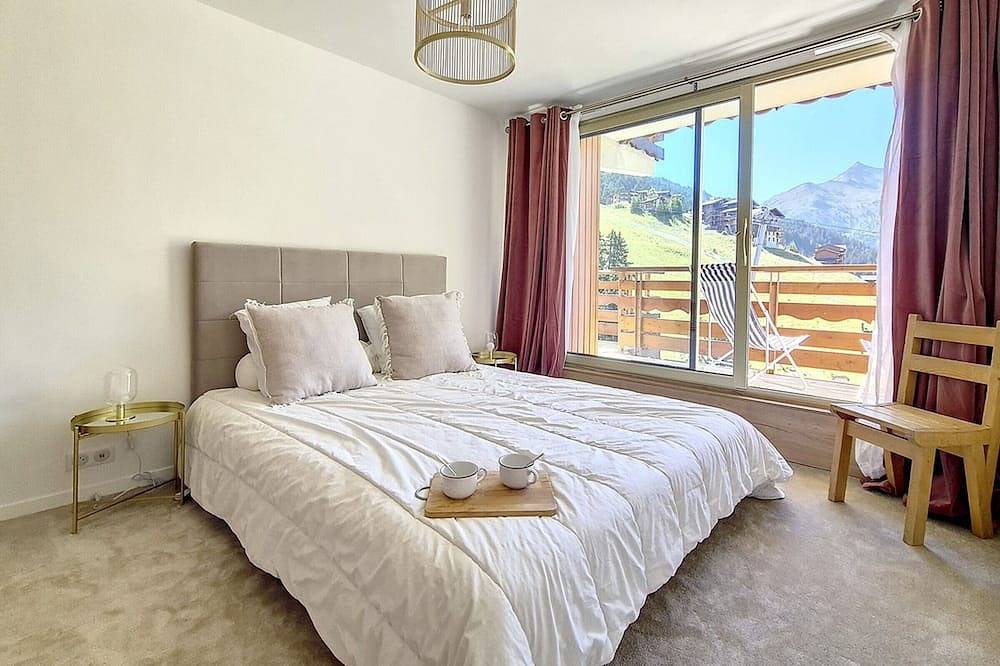 Entire apartment, Spacious renovated ski-in/out apt, balcony, parking, Wi-Fi in Méribel-Mottaret, Les Allues