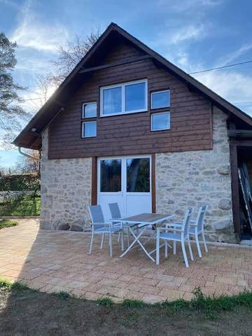 Gîte pour 4 personnes, avec terrasse à Ussel