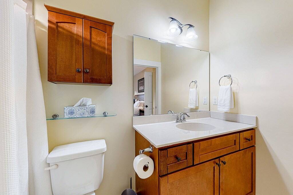 Mountain View Getaway Near Town with High-Speed Wifi and Private Balcony in Blue Ridge Parkway, Buncombe County