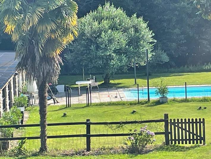 Location de vacances pour 4 personnes, avec jardin ainsi que vue et piscine à Assat - 3