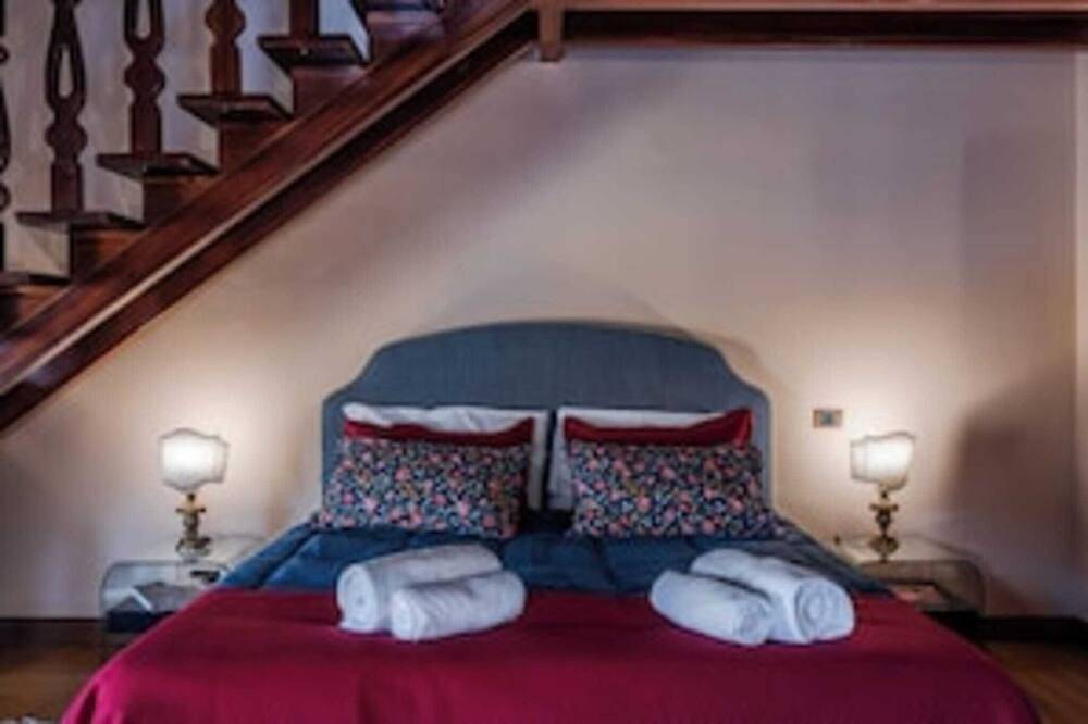 Entire apartment, Luxury Apartment: Historic Center, Parking in Modena, Modena Province