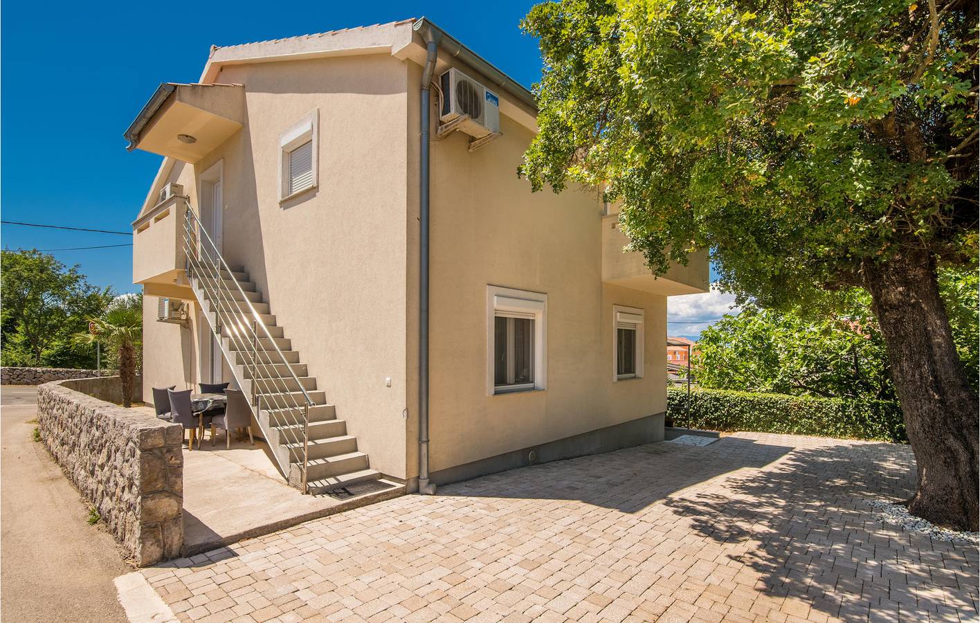 Ganze Ferienwohnung, Gemütlich, 2 km vom Strand entfernt: WLAN, Klimaanlage, Terrasse und Parkplatz inklusive! in Malinska-Dubašnica, Krk