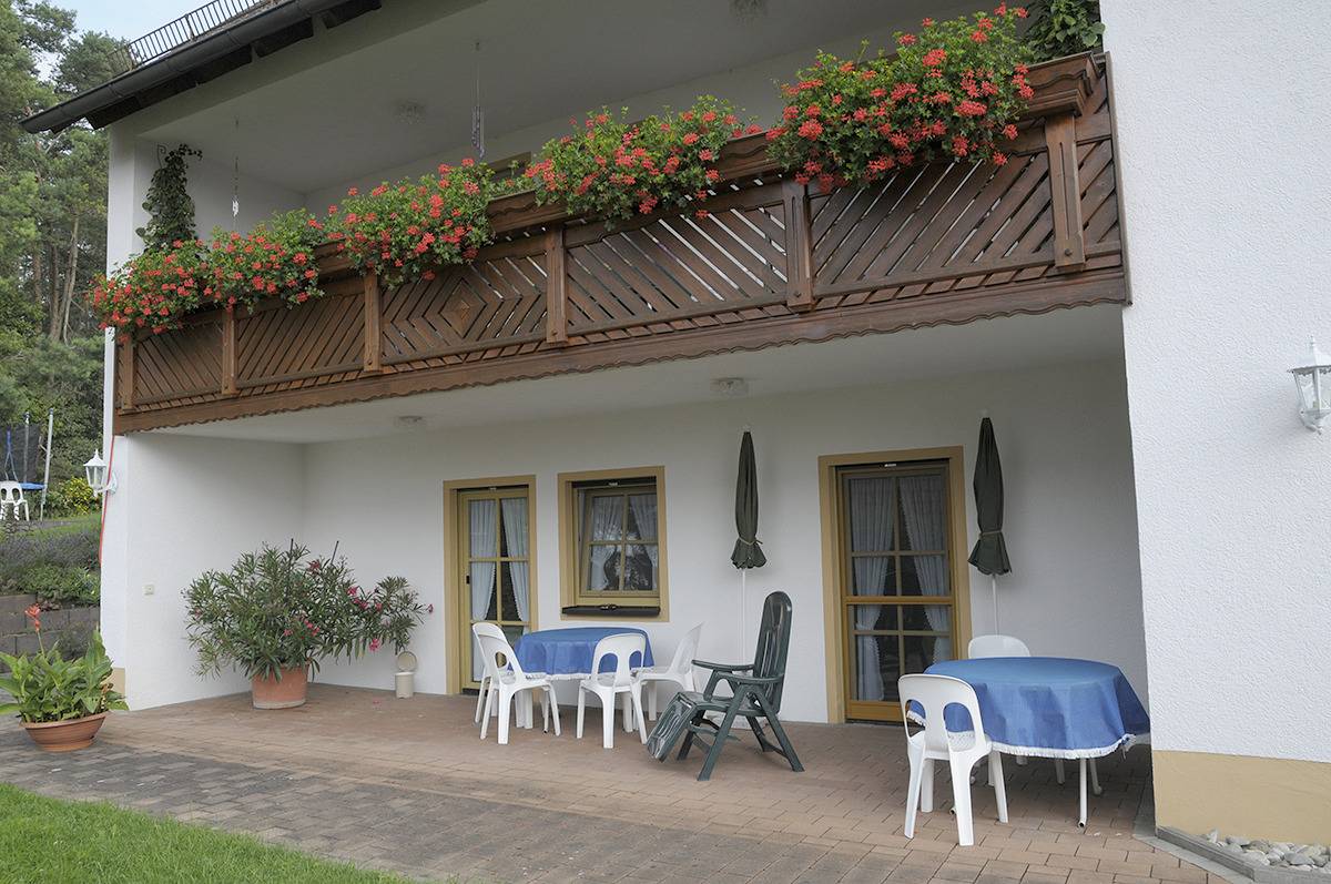 Ganze Wohnung, Ferienwohnungen Lehner - Ferienwohnung 2 (36qm) mit Garten und Terrasse in Mitteleschenbach, Romantische Straße